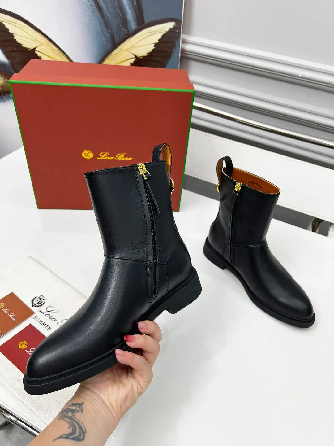 👟👟Ex-factory price 640👟👟 First-layer cowhide, G02 purchasing level WYSIWYG Loro Piana LP 130s new autumn and winter Kilda ankle boots side zipper short boots. This iconic ankle boot is made of waxed cow leather/suede sheepskin, giving it a rustic and unique retro aesthetic. The casual yet sophisticated style is perfect for urban looks as well as relaxed weekend looks. The sole is Loro Piana non-slip rubber sole. Leather lining, interior zip closure with tonal zip puller at top. Metallic detail at back. Leather ring pull tabs engraved with brand logo One-piece tonal rubber sole Rubber sole with anti-slip LP detail! Upper: Imported calfskin/nubuck leather Inner foot pads: cowhide Sole: Original molded rubber outsole Size: 35-40 (41 is custom-made and cannot be returned or exchanged)